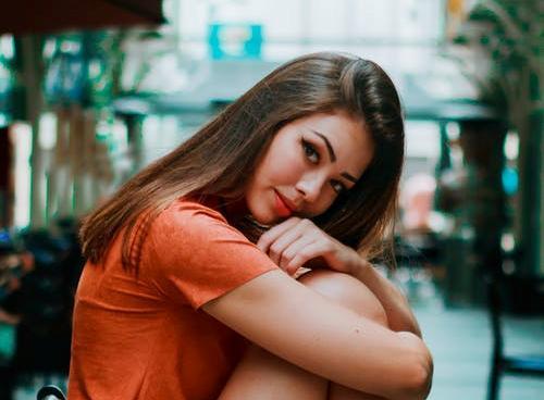 如何安慰人显得自己高情商,遇到一个有心事的人怎样安慰