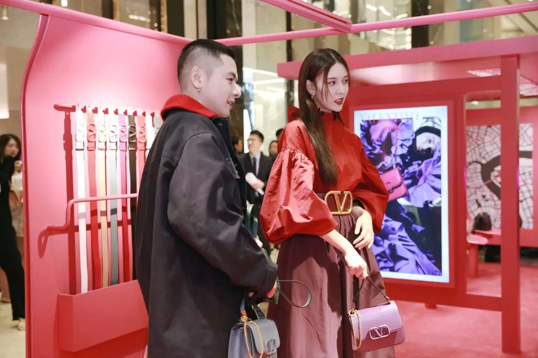 我抓住了一位资深柜员，道出了如何让你掏钱买包的秘密