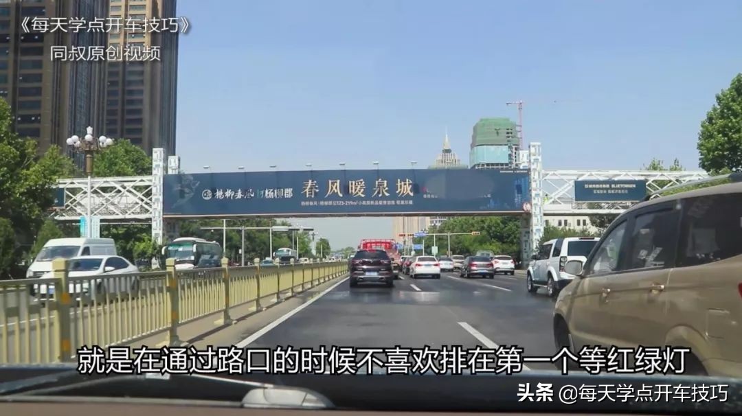什么样右转路口容易闯红灯,交通标志在路口上怎么避免闯红灯