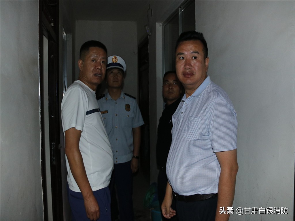 警务室联合社区开展消防安全检查,群租房进村入户消防检查