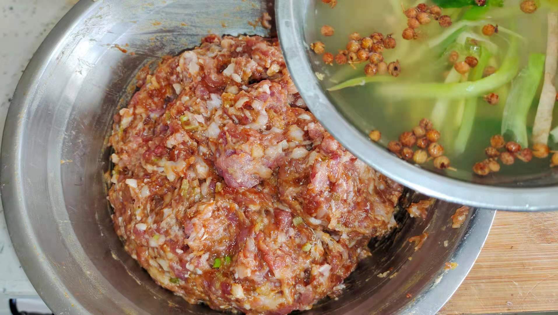 蒸包子是冷水蒸还是开水蒸包子,蒸包子是热水还是凉水蒸包子好