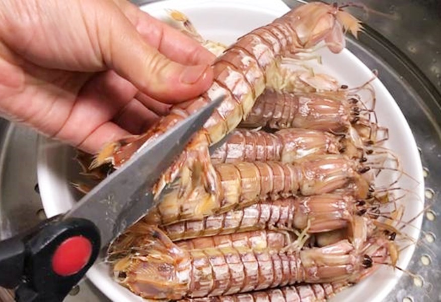 老渔民：吃皮皮虾时，找到这个“拉链”，一拉就脱壳，5秒剥一个