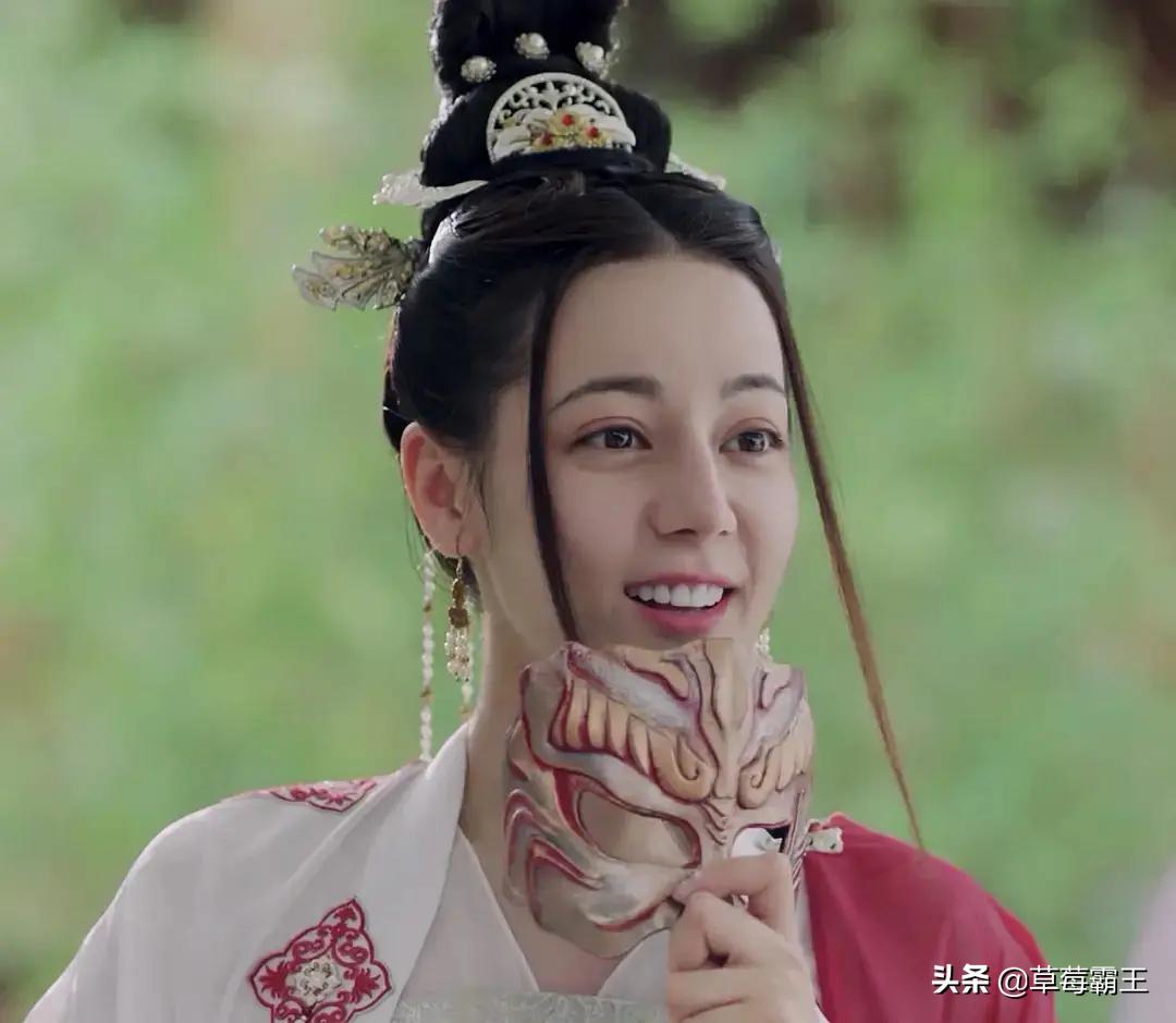 8位标准的都市美女，古装扮相略显违和，一换上现代装就艳丽逼人