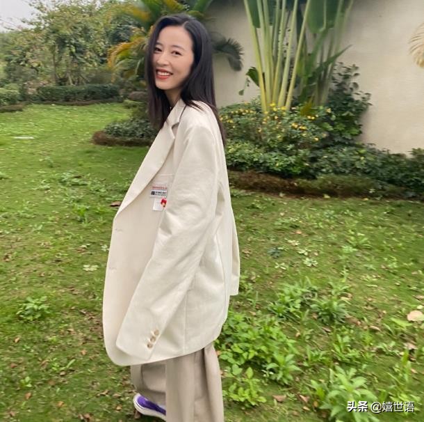 周雨彤穿板鞋图片,周雨彤spell牛仔裤穿搭