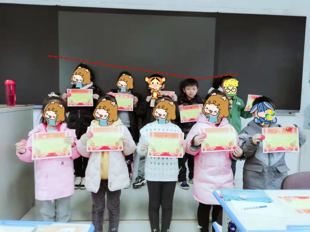 男生太难了，拳霸李*荣大**竟然被一个娇小的女生疯狂追着打？