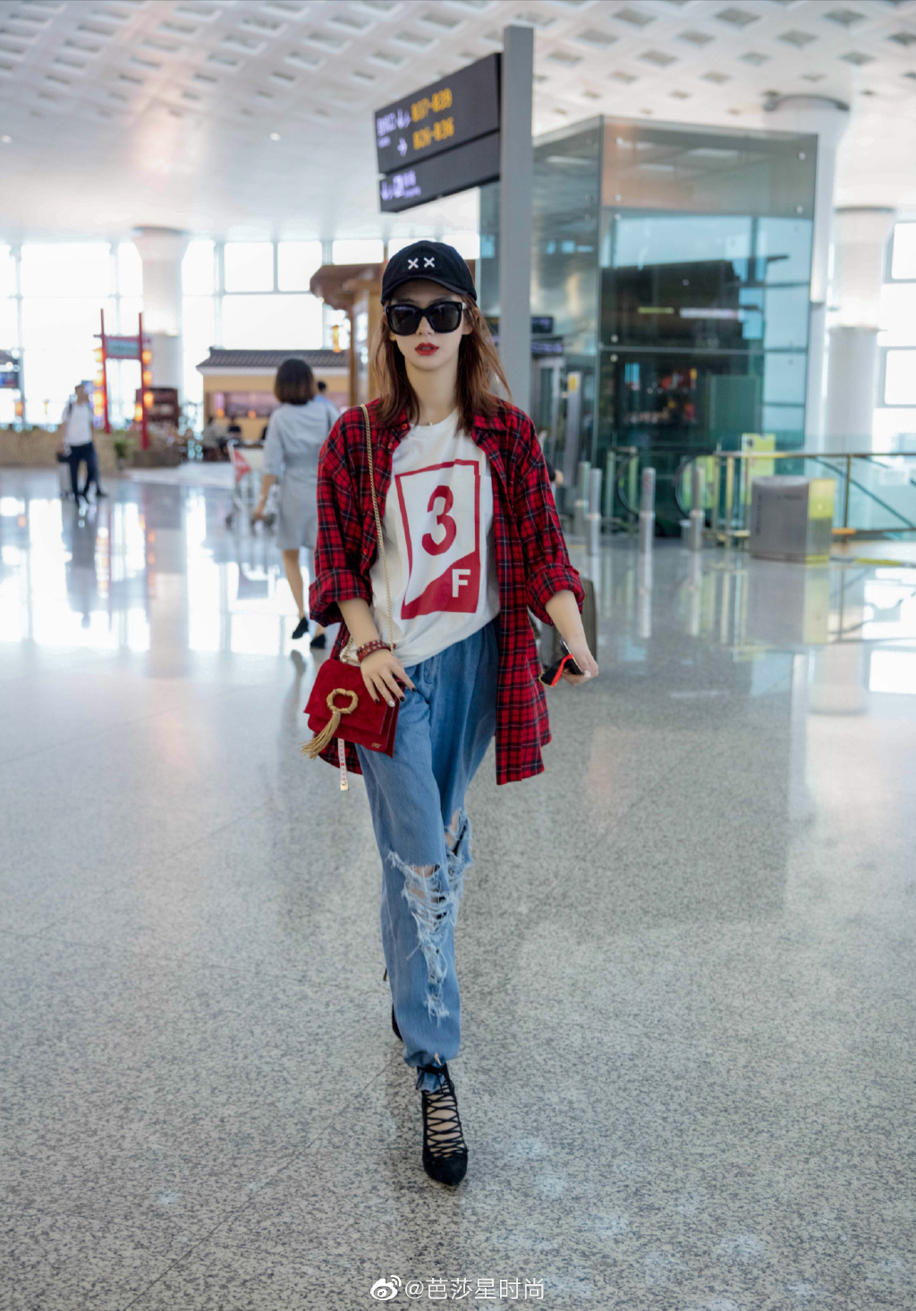 宝石蓝牛仔裤怎么穿好看,夏季紧身牛仔怎么穿