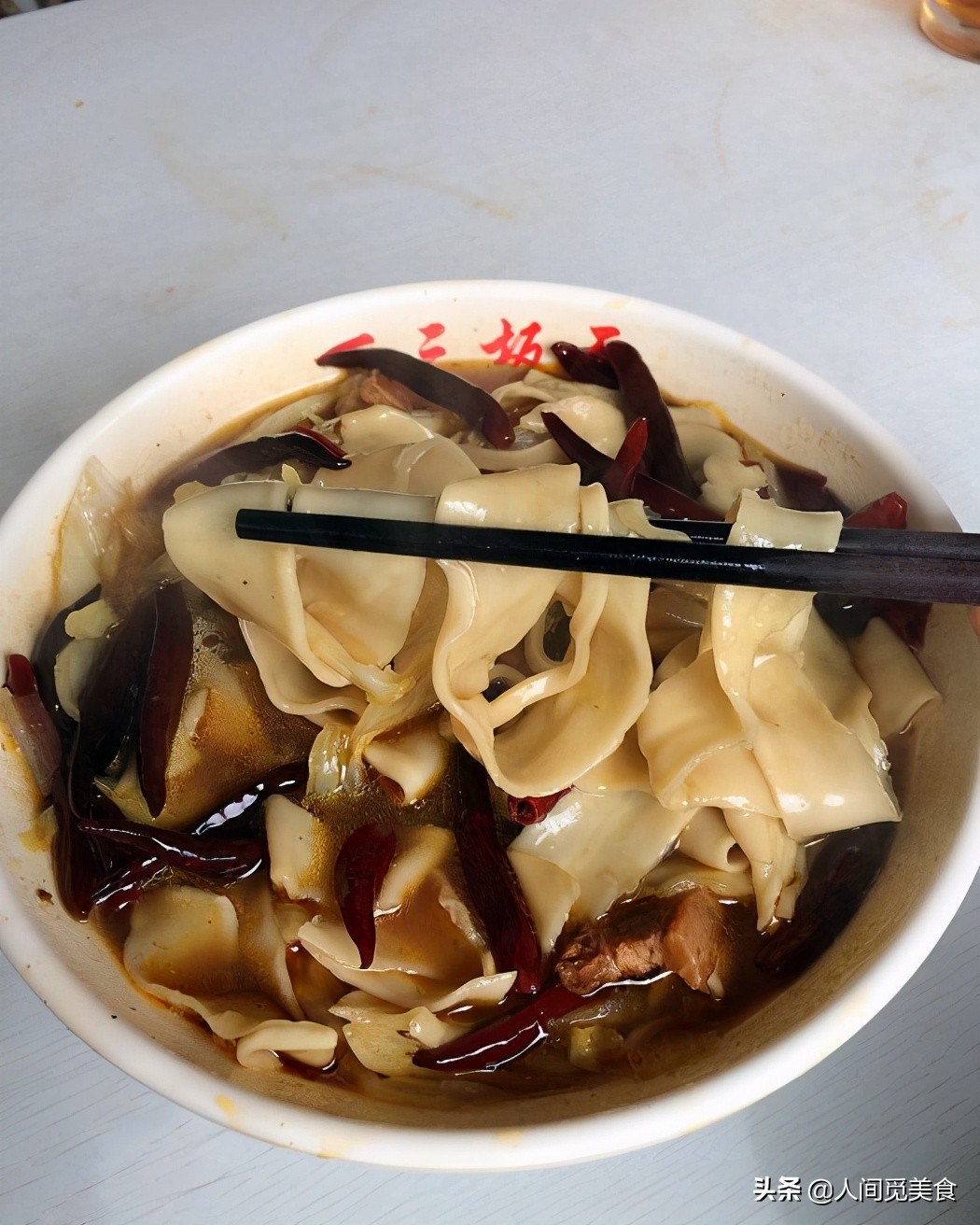 徐州火了21年的板面店，8元1碗日卖600碗，越辣越停不下来