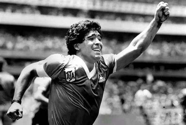 足球史上永不磨灭的马拉多纳传奇,解读马拉多纳评价中国足球