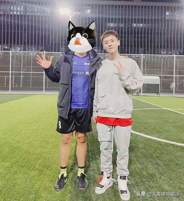 鹿晗偶遇少年踢足球忍不住加入,网友偶遇鹿晗踢球