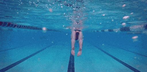 蛙泳腿收翻脚容易露出水面,中游体育蛙泳怎么收腿