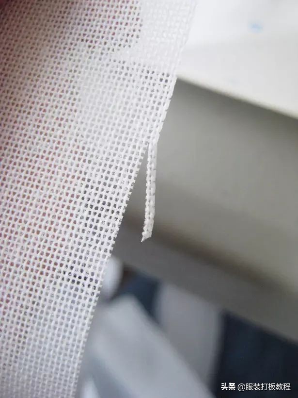 裁剪衣服后卷边怎么简单缝起来,卷边面料怎么裁剪