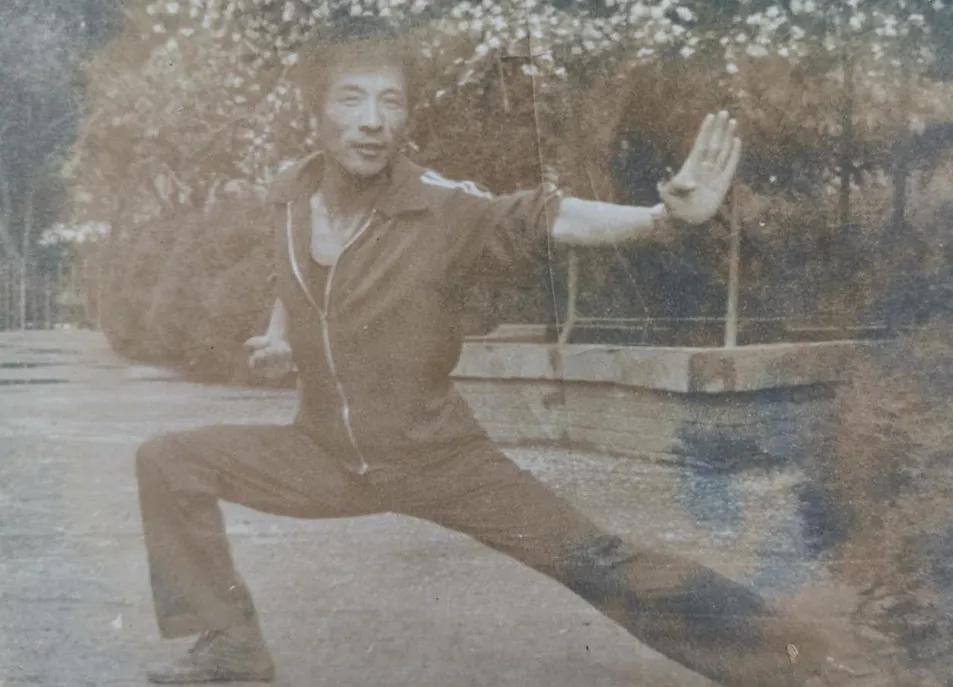 他是峰峰体育界的传奇，他的学生桃李满天下