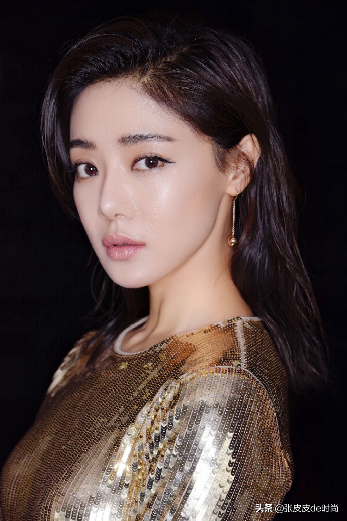 小姨妈邓家佳今年几岁了,小姨妈邓家佳晒照秀窈窕身材