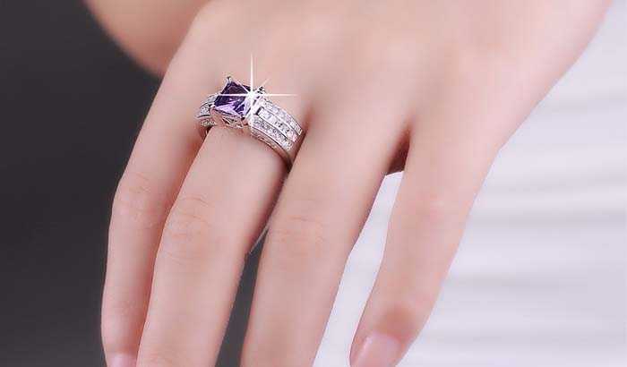 戒指应该戴在哪根手指上比较好,如何挑选合适的戒指款式