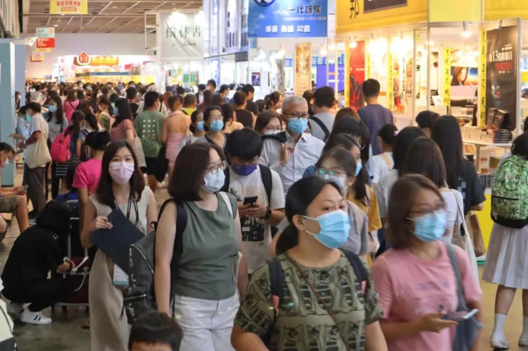 香港亚洲博览馆后疫情时代,香港书展周日爆棚场内外人潮涌动