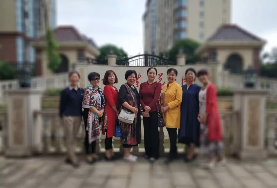 大妈旅游照专用动作,中国大妈外出旅游标准动作