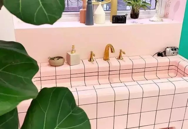 头一次见贴瓷砖不用直角收边,如今流行起这种圆角瓷砖!太美了