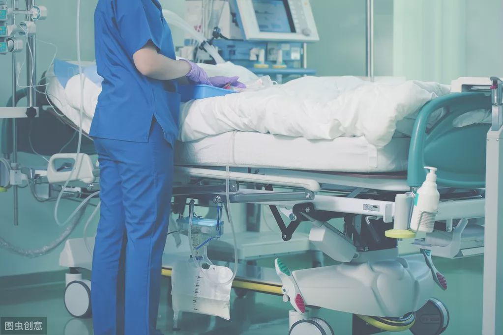 男子入院后狂躁不安说墙后有人，医生跟他说会算命，患者才安定了