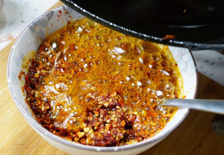 做辣椒油一般油凉几分钟可以用,自己做辣椒油放什么会更辣