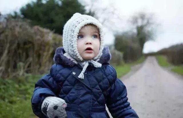 如何给孩子戴帽子,小孩戴帽子的正确方法