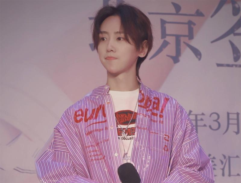 岳云鹏易烊千玺视频,王俊凯易烊千玺雨衣