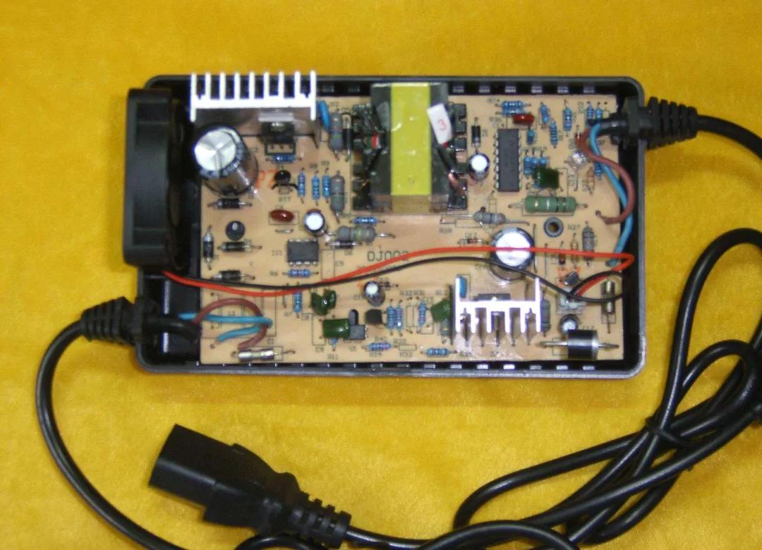 电动车充电器进水不亮怎么维修,电动车充电器进水了不亮灯了