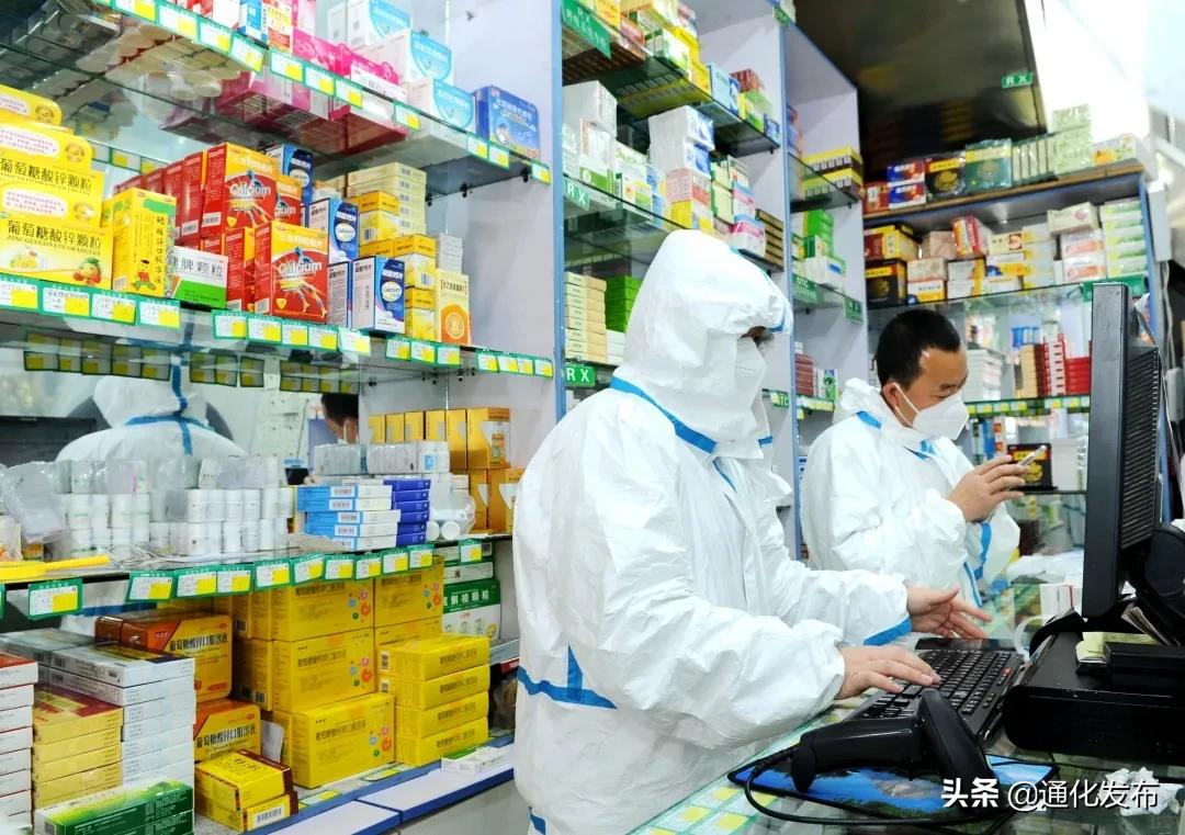 一辆载满物资的卡车正在飞速前进,生活保障物资车