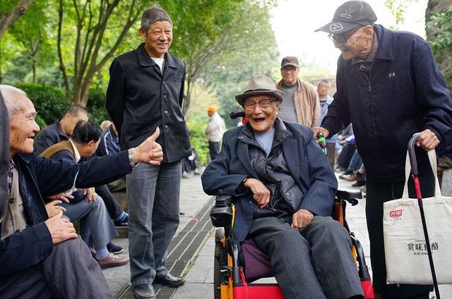 为何老人身上会有一股味？建议：50岁后远离2个习惯，老了或没味