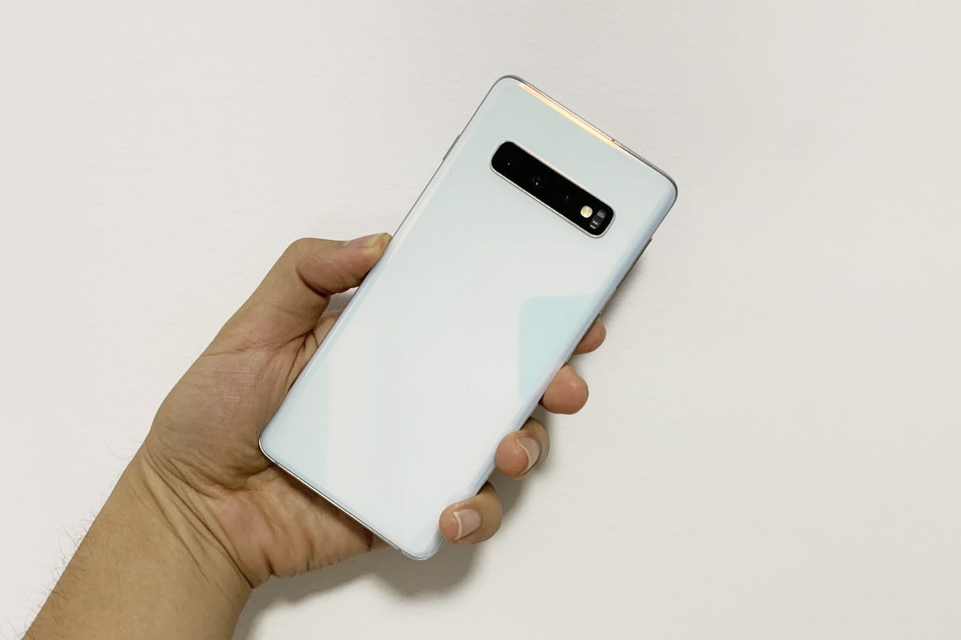 外媒三星galaxys10全系列上手体验,三星galaxys21观影体验