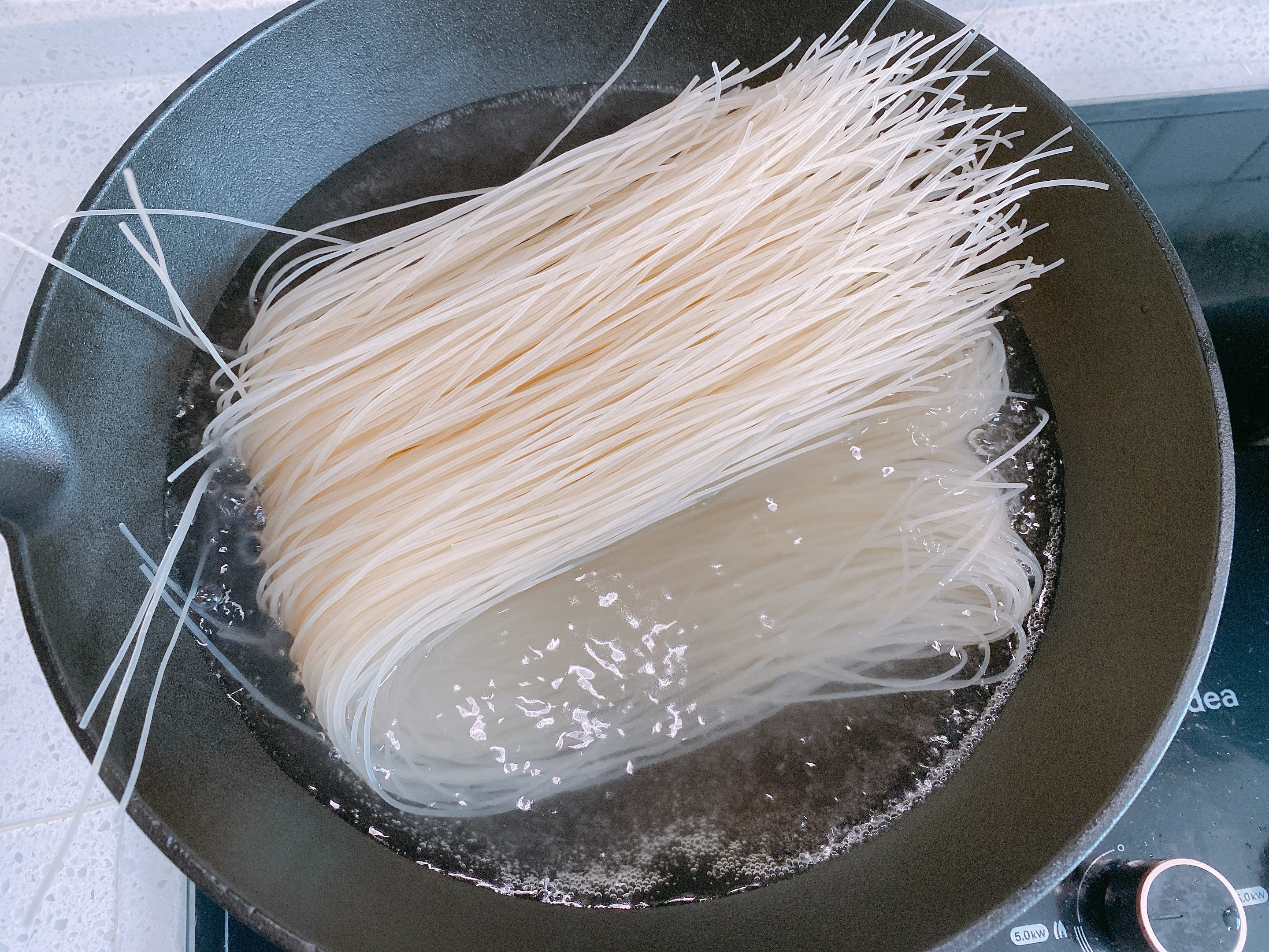 米粉炒粉怎么煮才好吃,在家做三鲜米粉最简单的方法