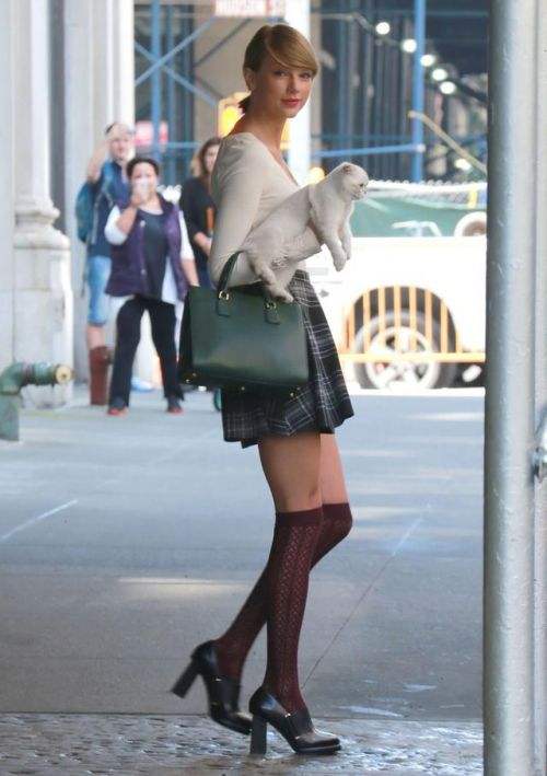 今年流行的袜子穿法长筒袜,最近很火长筒袜