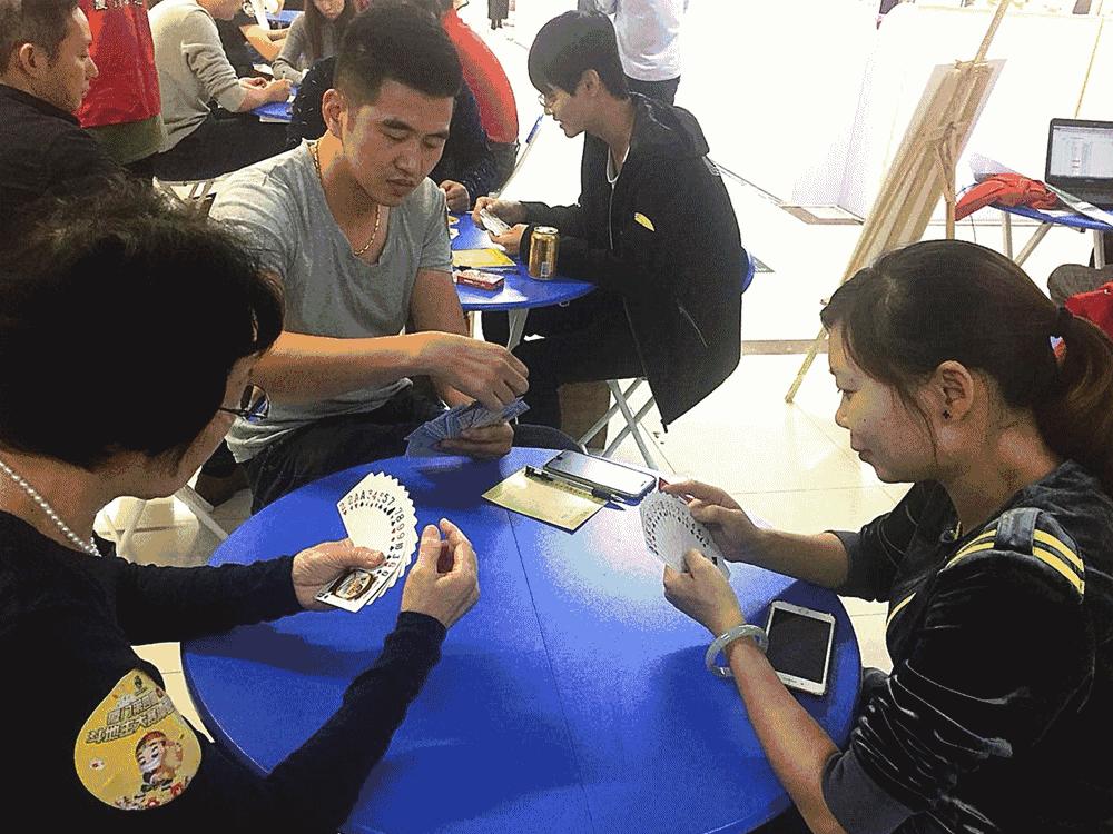 你爸妈看地方台打牌节目的样子，像极了看LOL直播的你