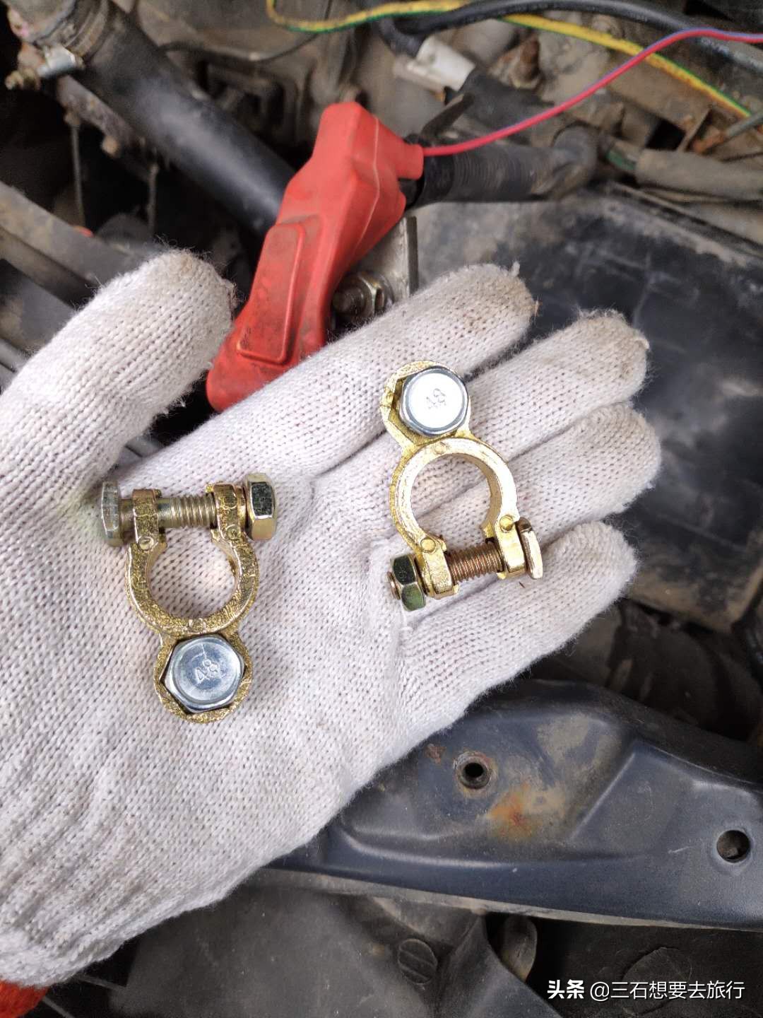 车辆停久了电瓶没电了如何自救,汽车电瓶没电自救方法正负极