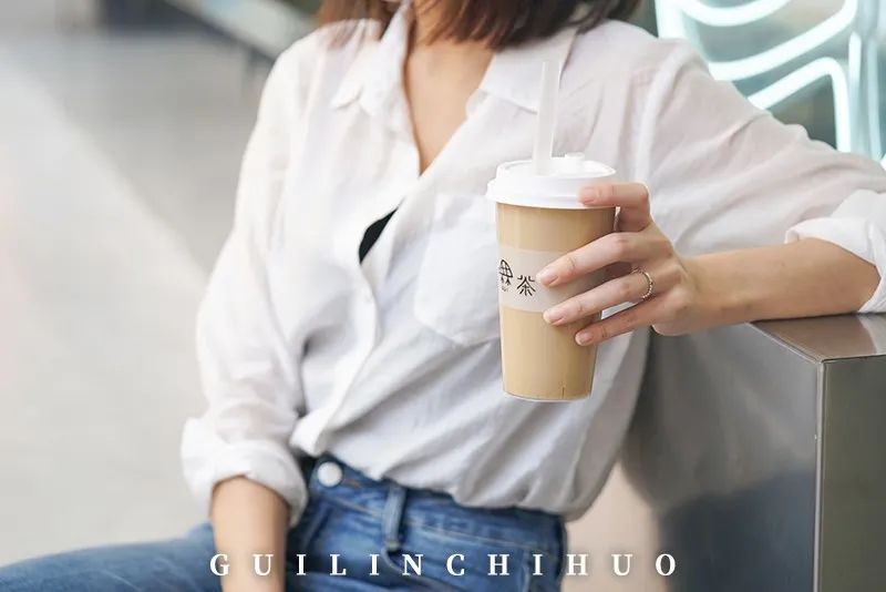 桂林奶茶店探店拍照,性冷淡风奶茶店拍照墙布置