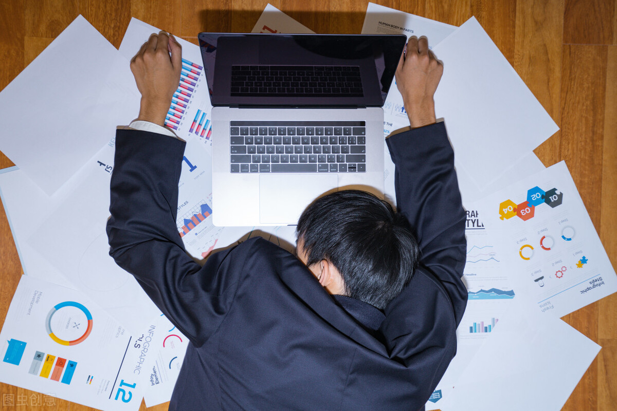 每天熬夜人会变成什么,每天熬夜会出现什么病