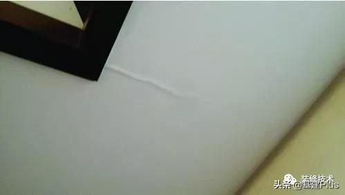 吊顶起皮开裂的原因和处理方法,装修吊顶阴角开裂原因