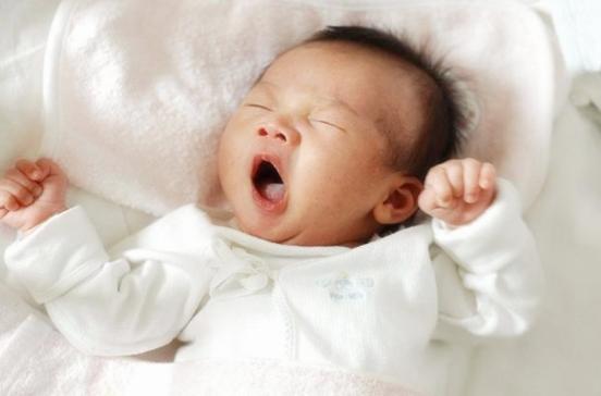 宝宝很困怎么哄都不睡,宝宝明明很困就是不肯睡怎么哄