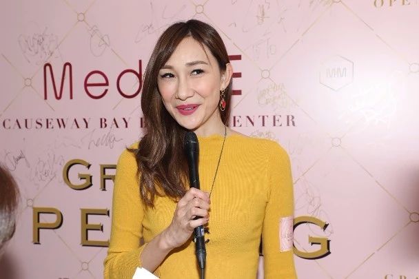 女子澡堂滑倒视频,女子浴室不小心滑倒