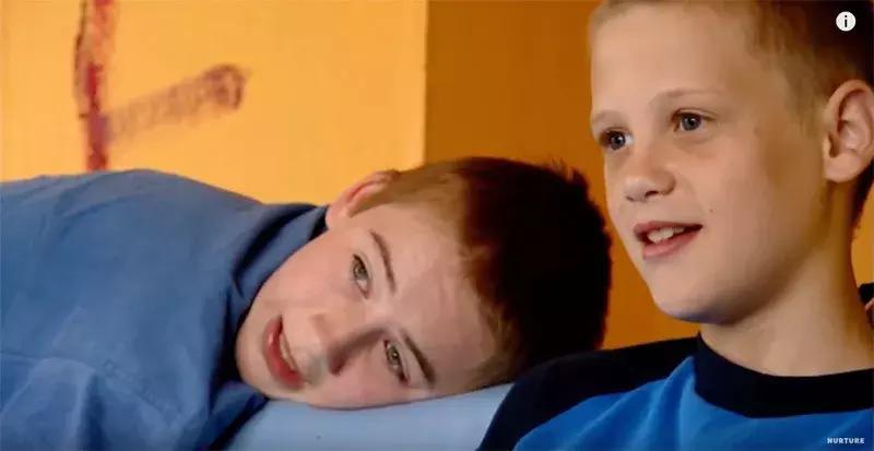 没有大人管的小孩子,没有大人管的孩子