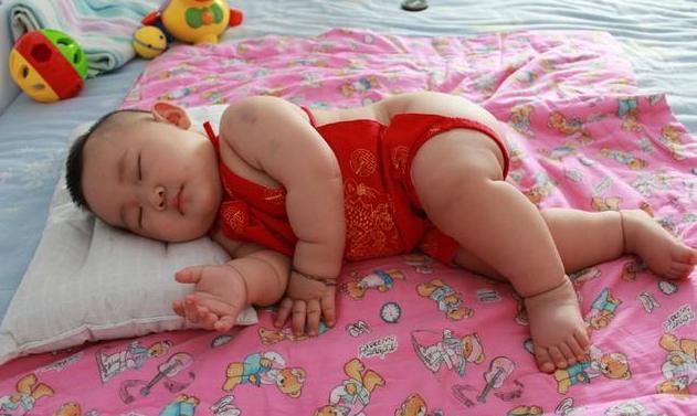 怎么纠正孩子头偏一侧睡觉,孩子脑袋偏歪怎样纠正