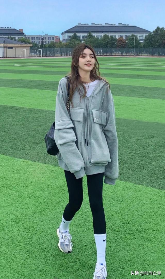 最近爆火的鲨鱼裤这样穿更时髦,今年流行的鲨鱼裤保暖