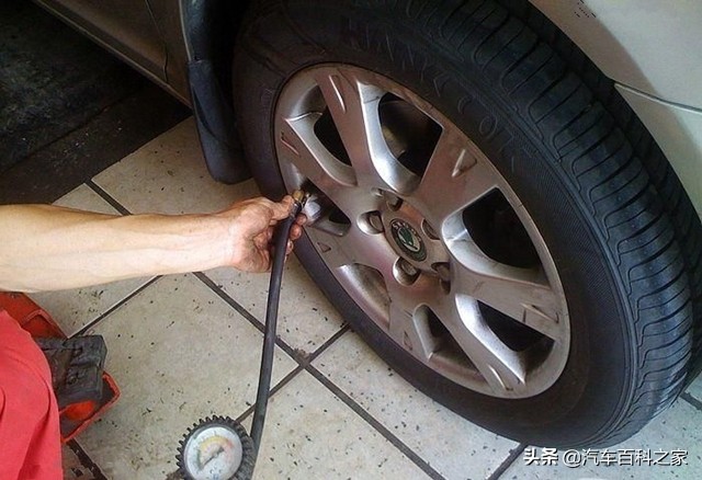 汽车倒完轮胎向右跑偏,汽车跑偏向右是什么原因