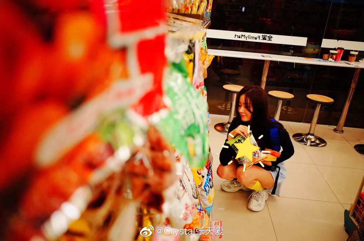 张天爱足球袜,张天爱长腿靴