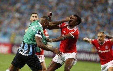 足坛史上现实版少林足球断腿,少林足球更衣室吵架镜头