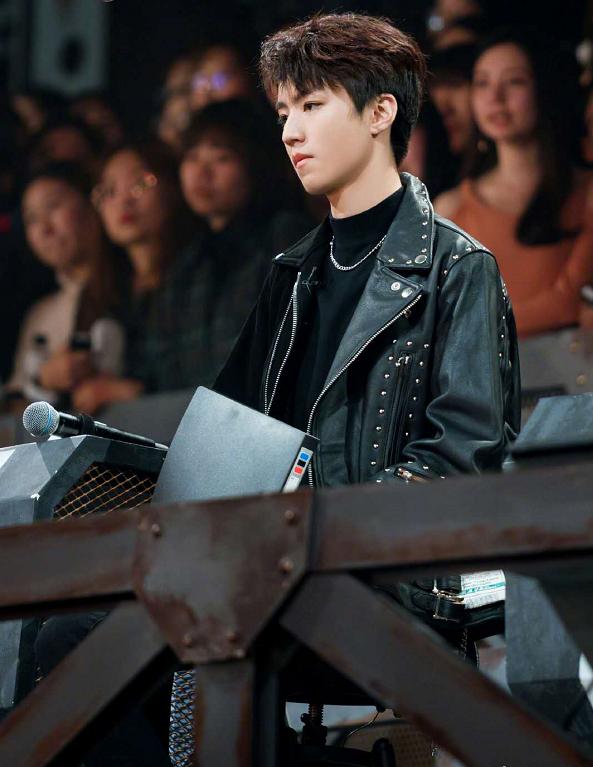 王俊凯穿皮衣,王俊凯铆钉皮衣造型恰好是少年