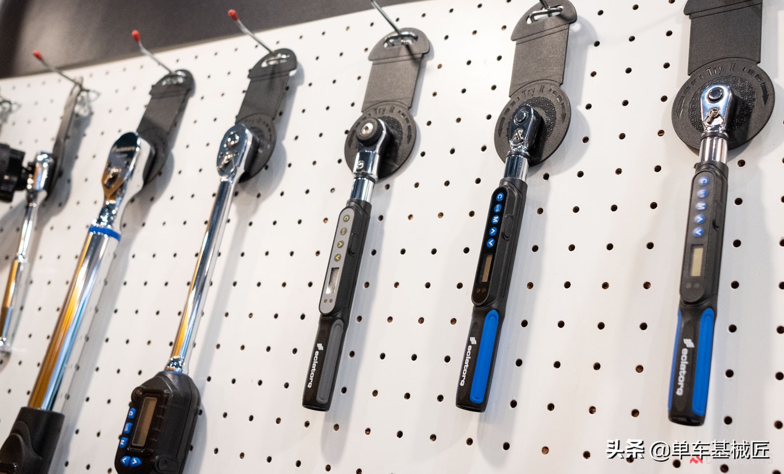 这是飞机，这是鸟……不，这是一个无压迫感的自行车车座