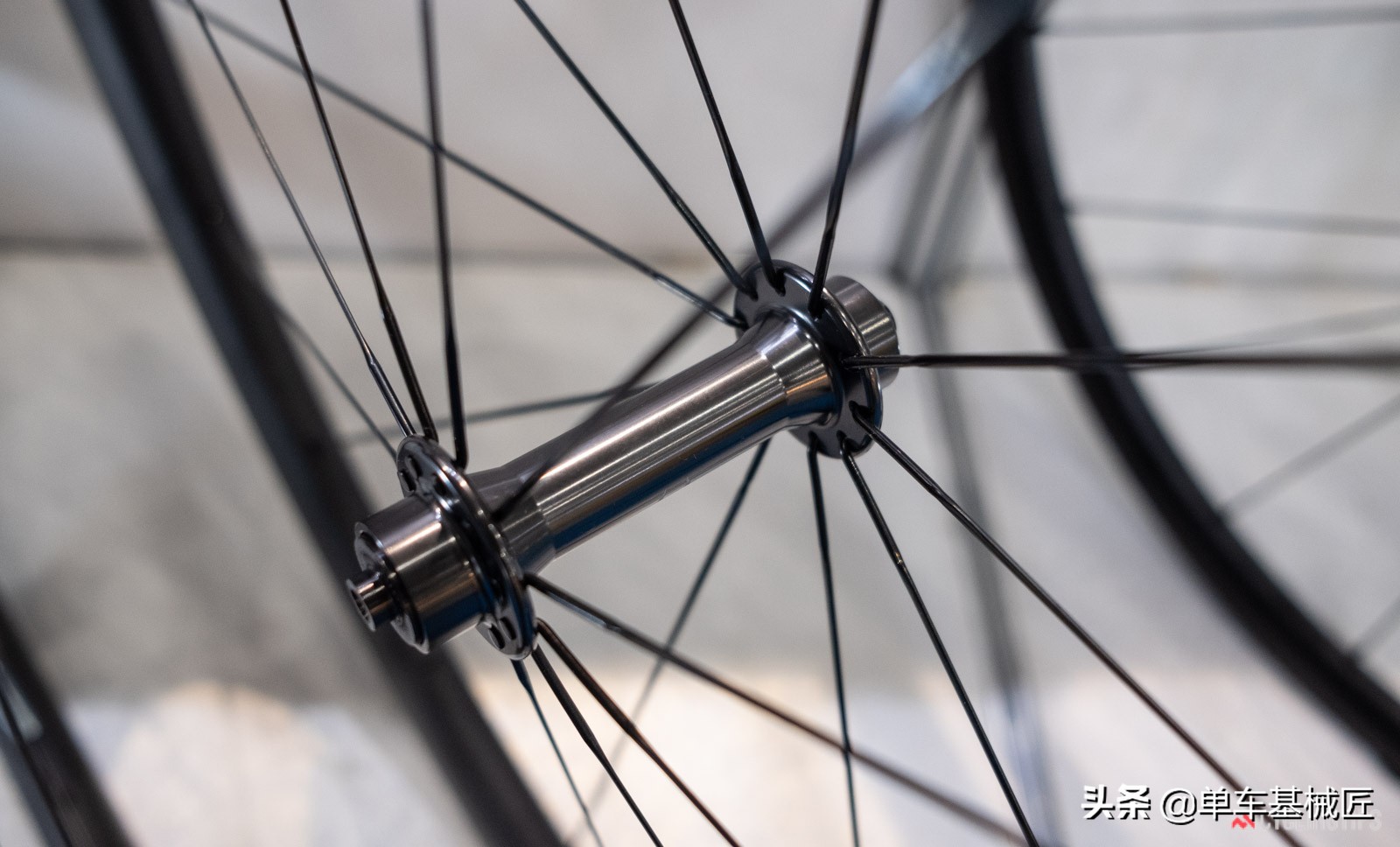 这是飞机，这是鸟……不，这是一个无压迫感的自行车车座