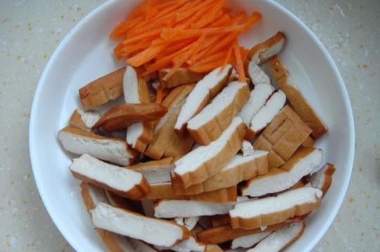 如何做出美味的胡萝卜炒香干,胡萝卜炒香干做法分享