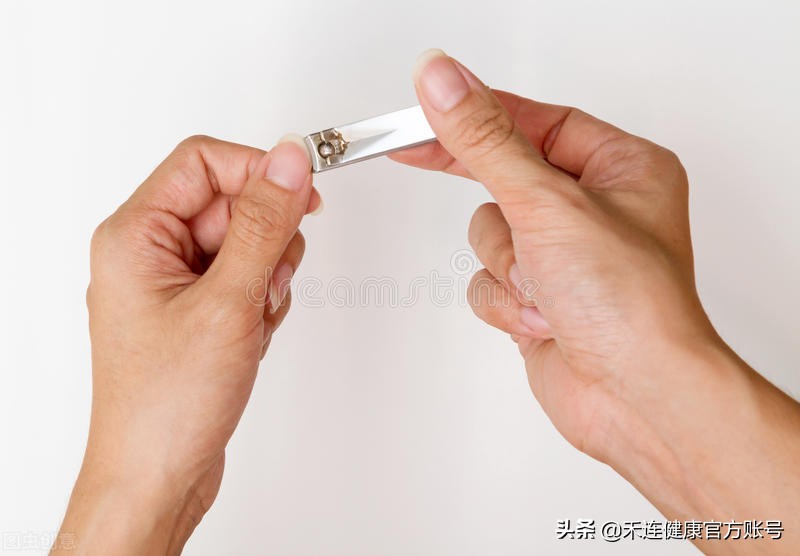 指甲上白色月牙很小正常吗,大拇指指甲有白色月牙怎么回事