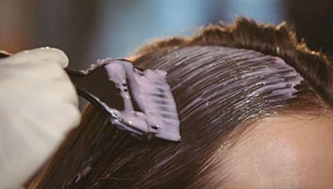 头发干枯毛躁洗头时扎什么好,头发干枯只用发膜洗头发可以吗